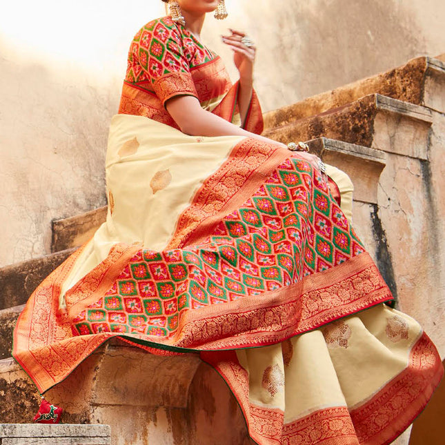 Tinged White Fashionable Woven Patola Silk Saree