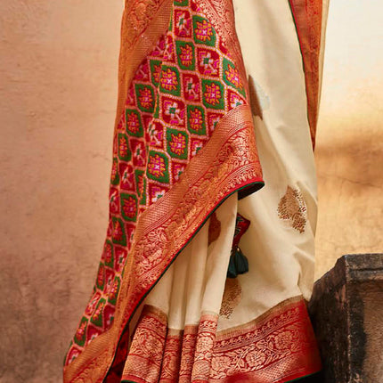 Tinged White Fashionable Woven Patola Silk Saree