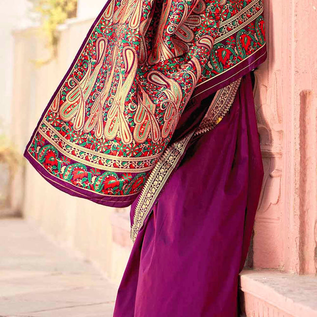 Catchy Purple Flowy Woven Banarasi Silk Saree with Paisley Motifs Pallu